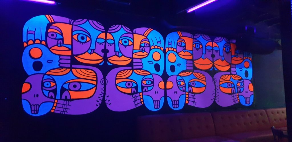 Vẽ tranh tường phát sáng là gì?