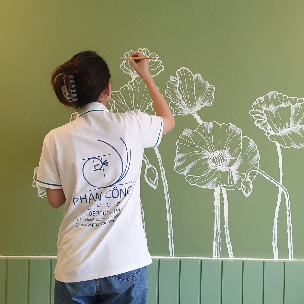 Hoạ sĩ trong đội ngũ PHAN CÔNG decor thực hiện vẽ trang trí phòng ngủ