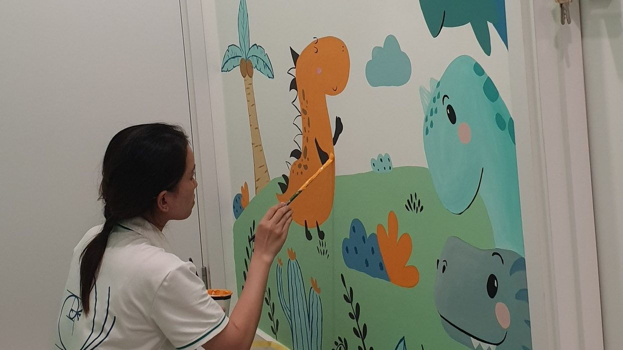 Hoạ sĩ trong đội ngũ PHAN CÔNG decor đang thực hiện vẽ tranh tường trẻ em