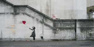 "Girl With a Balloon" – Banksy (London, Anh)