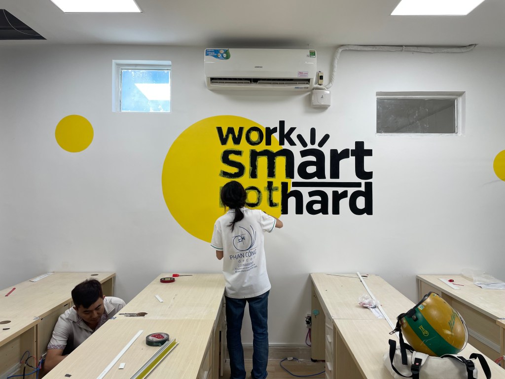 Vẽ tranh tường bằng màu gì, sơn gì đẹp và&nbsp;bền?