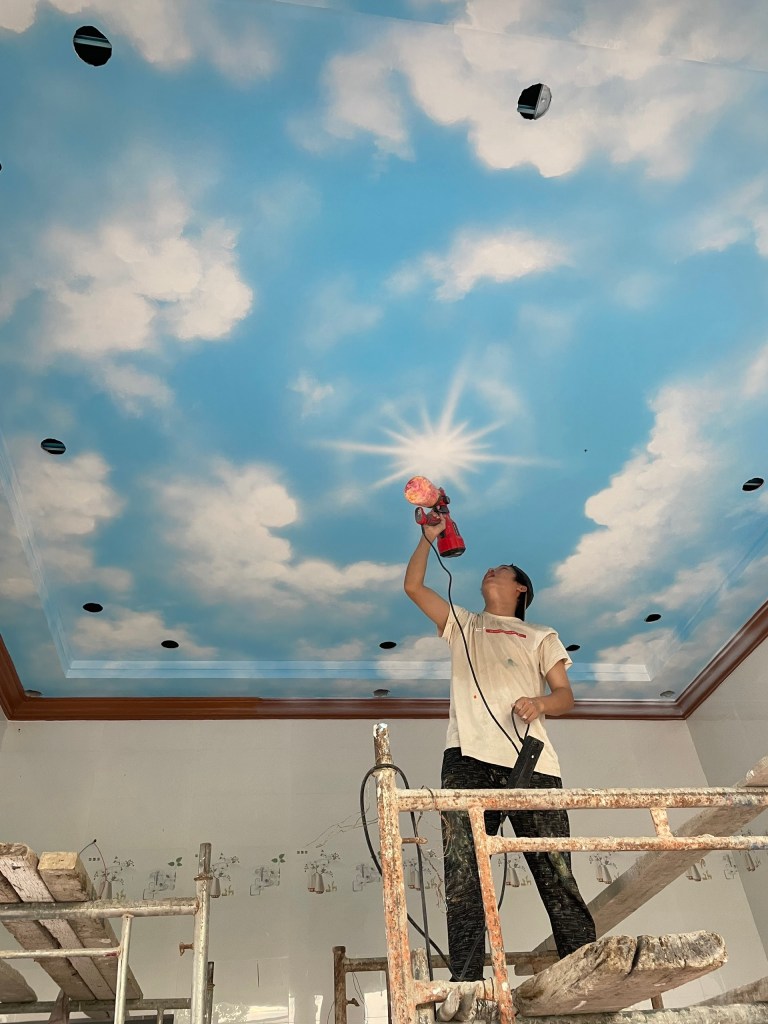 Mẫu vẽ trần mây 3d cho phòng khách sống động tại PHAN CÔNG decor | Mẫu 2