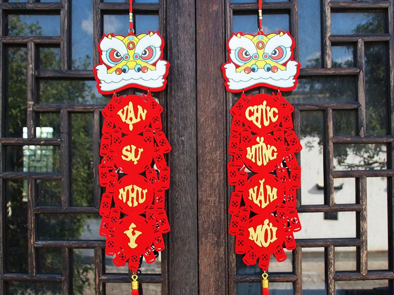 Trang trí Tết cho cửa kính đẹp và đơn giản bằng phụ kiện tại PHAN CÔNG decor