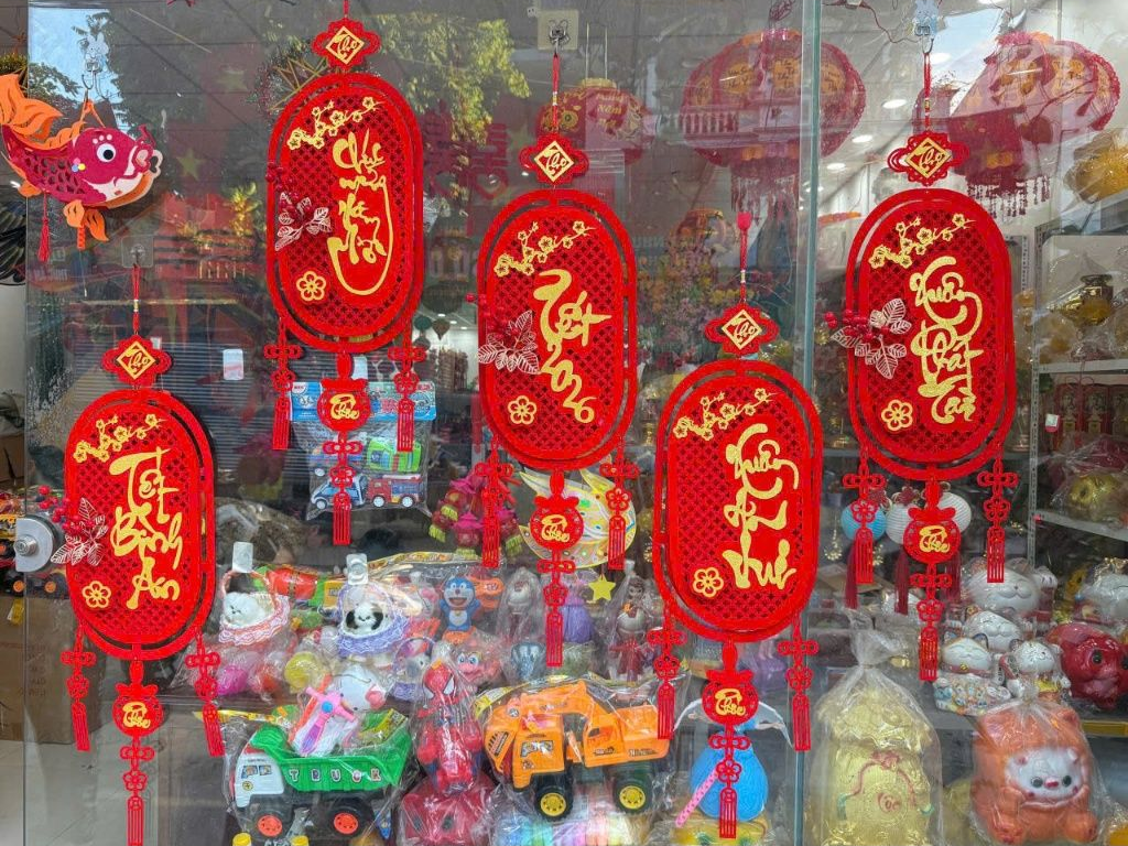 Các phong cách trang trí cửa kính Tết bằng phụ kiện treo hiện nay